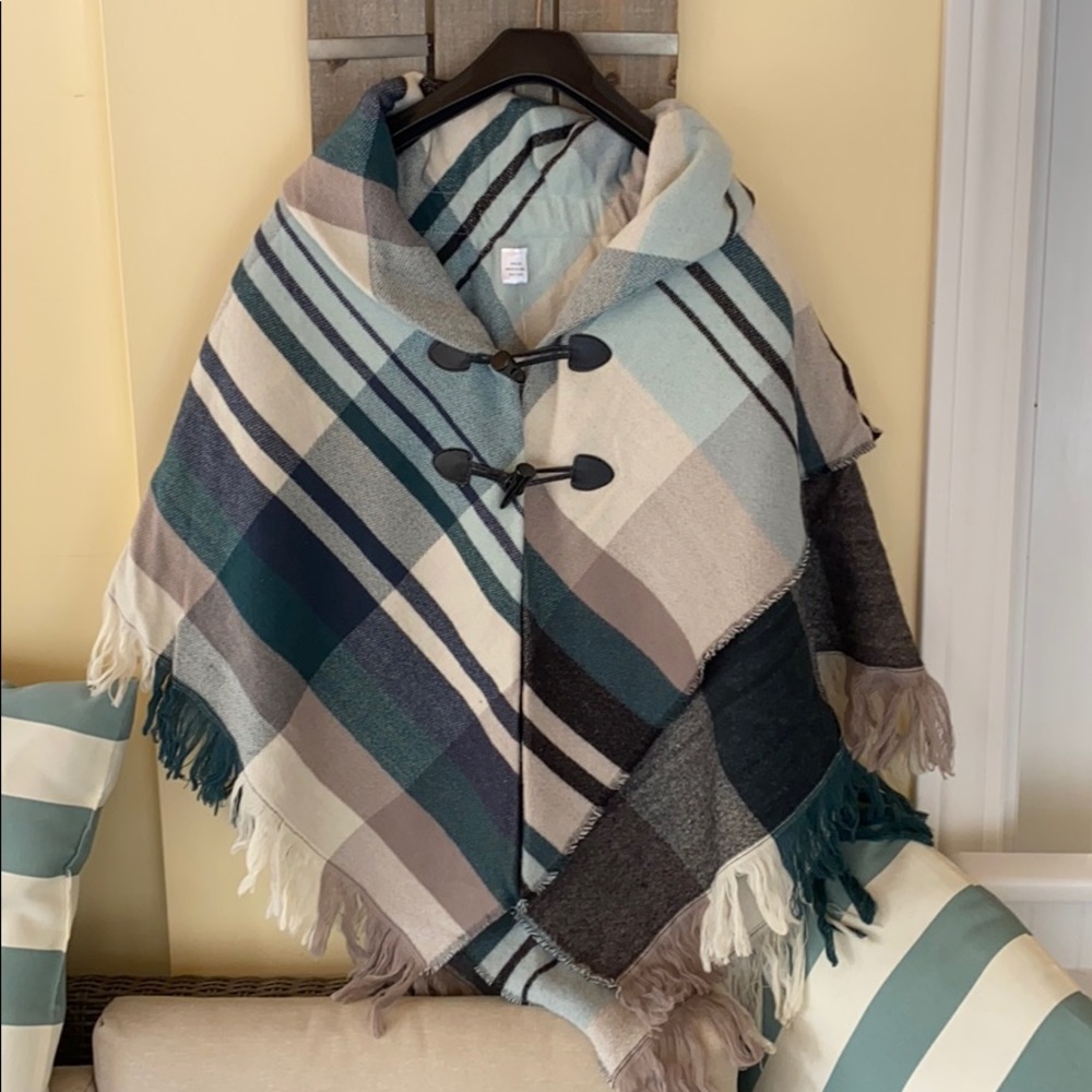 COPY - Beautiful shawl NWT 🌺